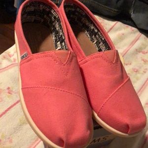 New Toms youth pink size 6